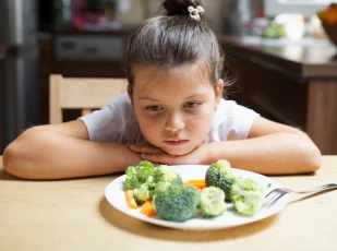 девочка с РПП смотрит на еду