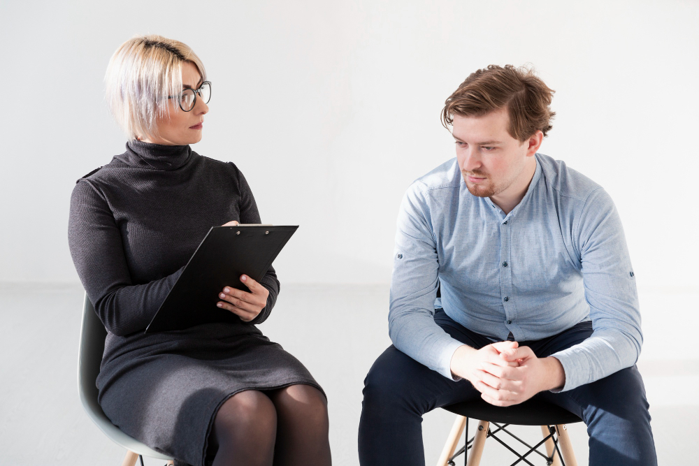 мужчина с болезнью Моргеллонов и врач